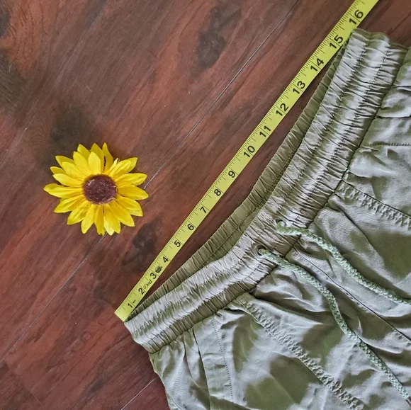 UNIVERSAL THREAD GREEN SHORTS - Picture 5 of 8